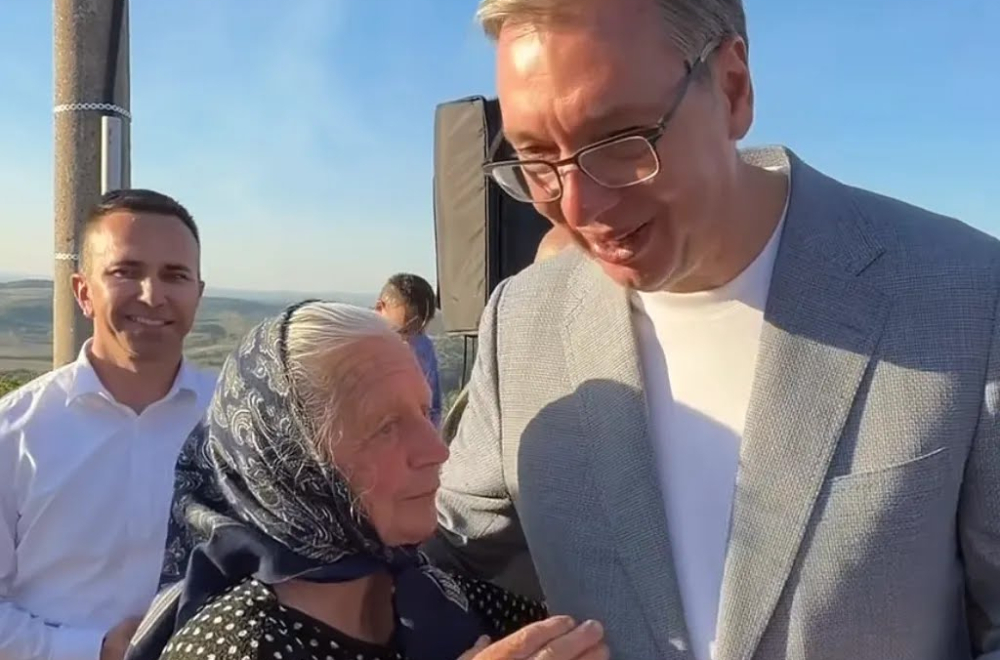 Vučić dobio vunene čarape od bake iz Ključa: Ruke koje su ceo život radile i osmeh koji greje VIDEO