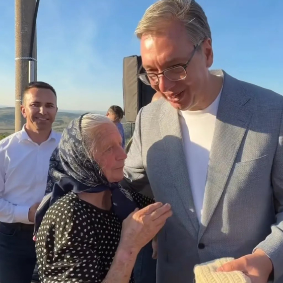 Vučić dobio vunene čarape od bake iz Ključa: "Ruke koje su ceo život radile i osmeh koji greje" VIDEO