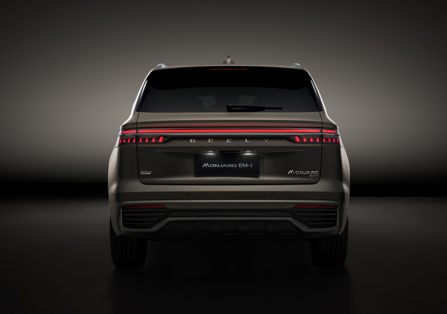 Geely u Parizu predstavlja svoj novi adut za Evropu: Stiže veliki hibridni SUV FOTO