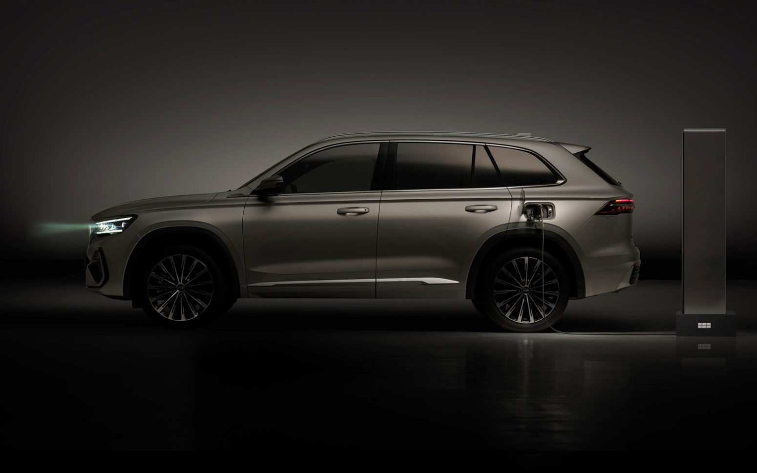 Geely u Parizu predstavlja svoj novi adut za Evropu: Stiže veliki hibridni SUV FOTO