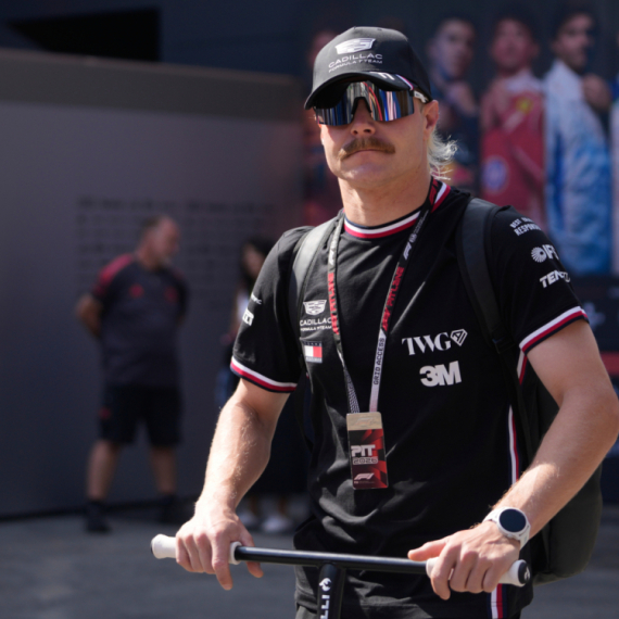 Vozač Formule 1 krenuo na VN Singapura – biciklom! VIDEO