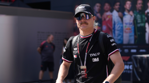 Vozač Formule 1 krenuo na VN Singapura – biciklom! VIDEO