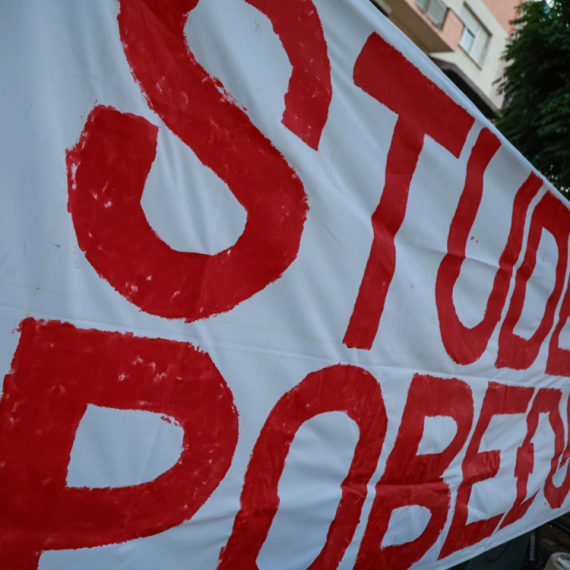 Hit blokadera; Transparent "Studenti pobeđuju" postavili na groblje FOTO