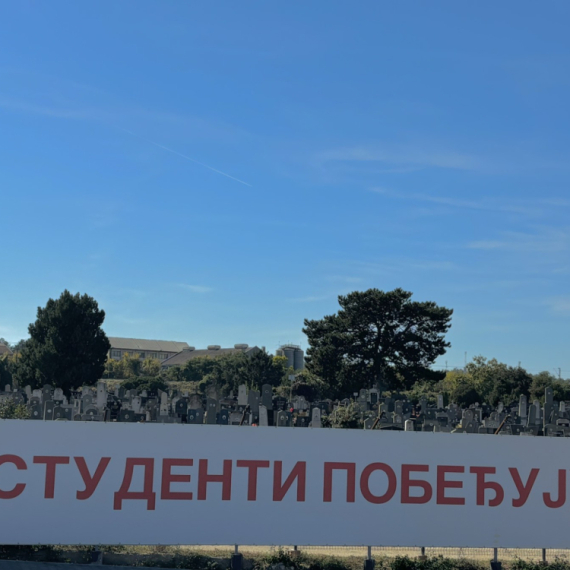 Hit blokadera; Transparent "Studenti pobeđuju" postavili na groblju FOTO