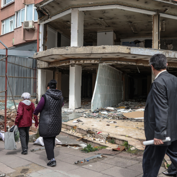 Jezive scene u Istanbulu: Urušila se tri sprata zgrade; Sedmoro se vodi kao nestalo VIDEO