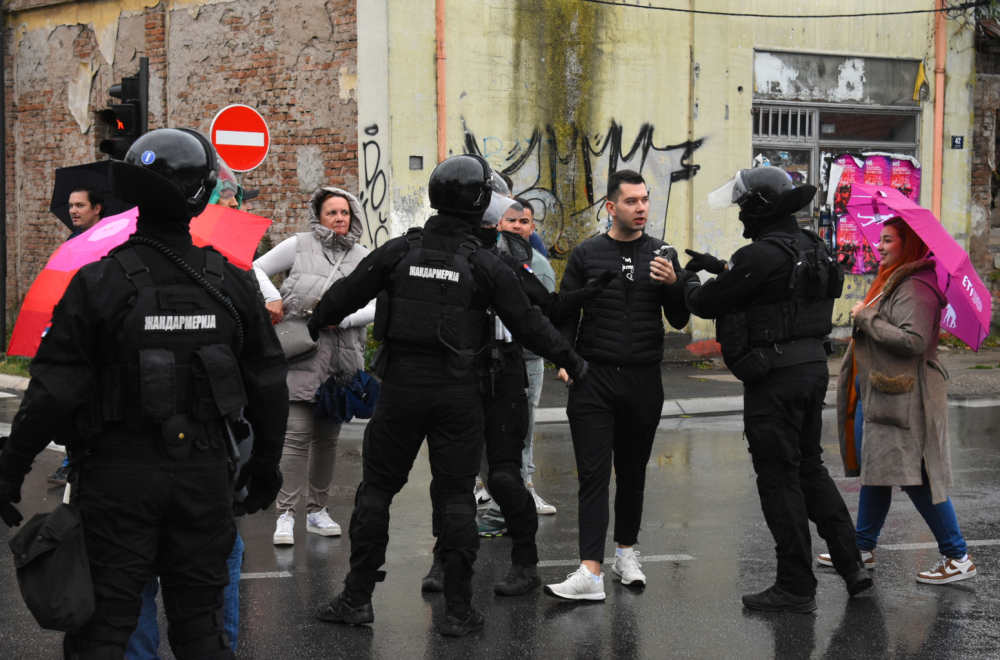 Skandalozno ponašanje blokadera; Povredio mladu majku, pa slikao selfi iz policijskog kombija