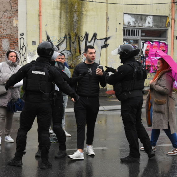 Skandalozno ponašanje blokadera; Povredio mladu majku, pa slikao selfi iz policijskog kombija