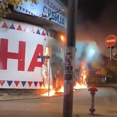 Nasilje kao jedina politika: Blokaderi ponovo prave haos; Zapalili baner SNS-a; Građani besni VIDEO