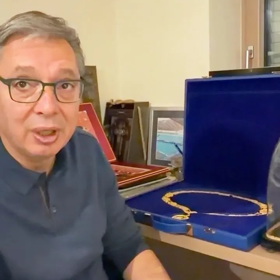 Vučić pokazao vredne poklone: "Ponosim se ordenjem koje sam dobio od Putina i Sija" VIDEO
