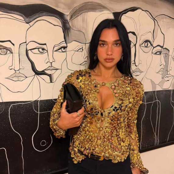 Dua Lipa pokazala kako se nosi najkontroverzniji trend – i vide se gaćice FOTO