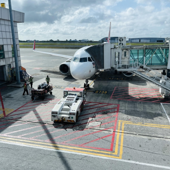 Haos na aerodromu: Ukrao vozilo, pa umalo nije udario u putnički avion VIDEO