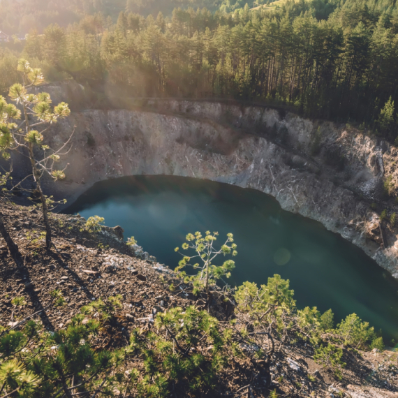 Tirkizni dragulj Srbije za koji mnogi ne znaju: Jezero između dve planine krasi neverovatna lepota FOTO