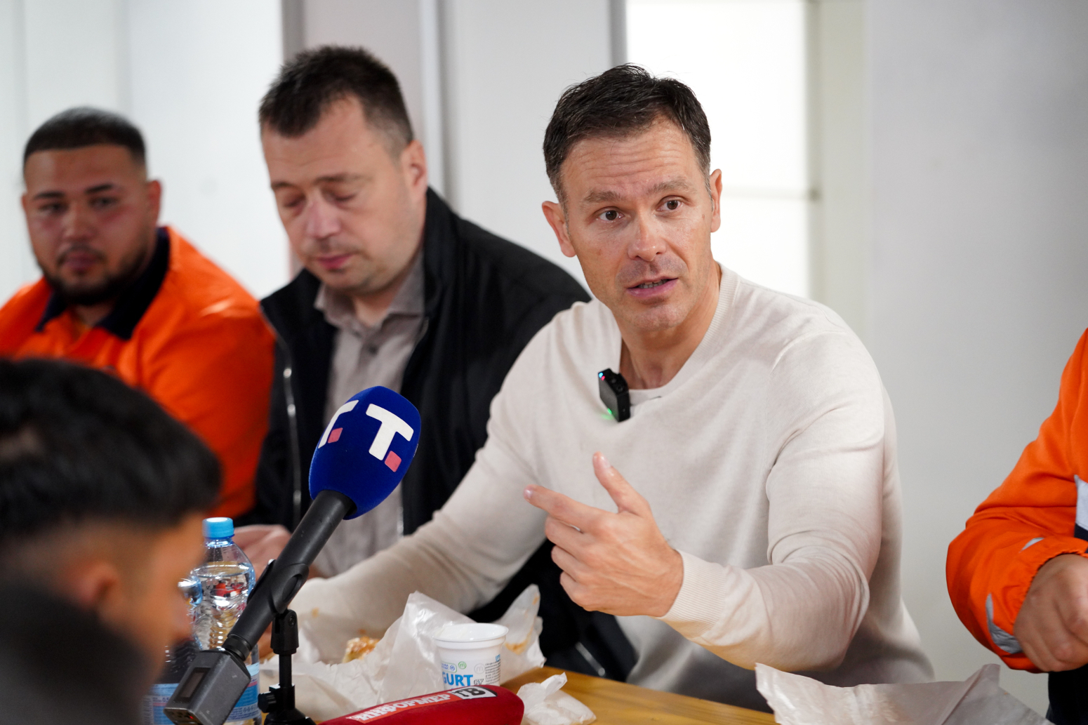 Mali doručkovao sa radnicima Gradske čistoće u pogonu Čukarica; Unapređujemo uslove rada FOTO