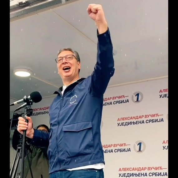 "Ruzmarin" odjekuje Zrenjaninom; Vučić sa građanima: "Šta nam može kiša! Uvek sa svojim narodom" VIDEO