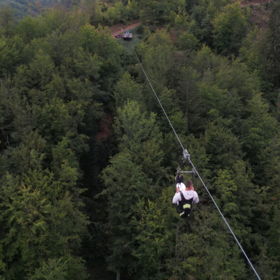 Neverovatna turistička atrakcija, a sve je počelo od jedne sajle: Ziplajn u selu Ljubiš najduži u regionu