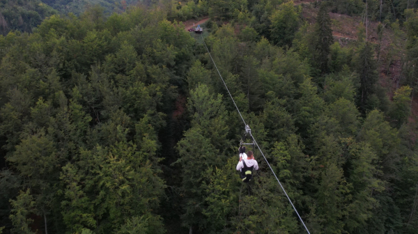 Neverovatna turistička atrakcija, a sve je počelo od jedne sajle: Ziplajn u selu Ljubiš najduži u regionu
