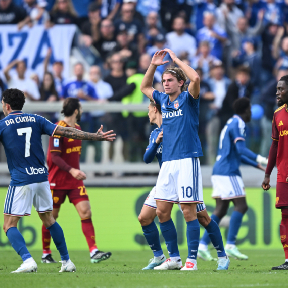 Roma preživela sa igračem manje, Komo propustio priliku za pobedu! VIDEO
