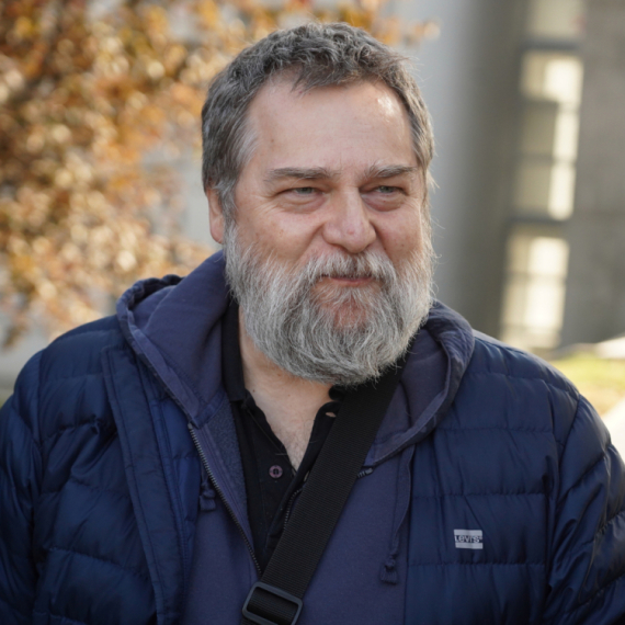 Legendarni umetnik jasno poručio: "Prošli put sam za Vučića potpisao jednom rukom, sada cu sa obe" VIDEO