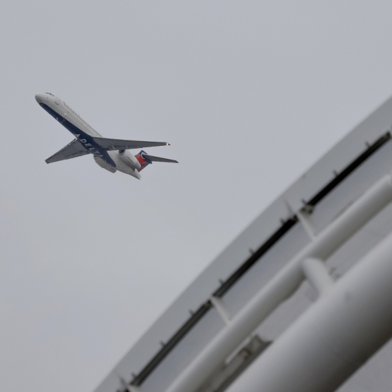 Dojava o bombi u avionu iz Njujorka za Izrael; Putnici hitno evakuisani VIDEO