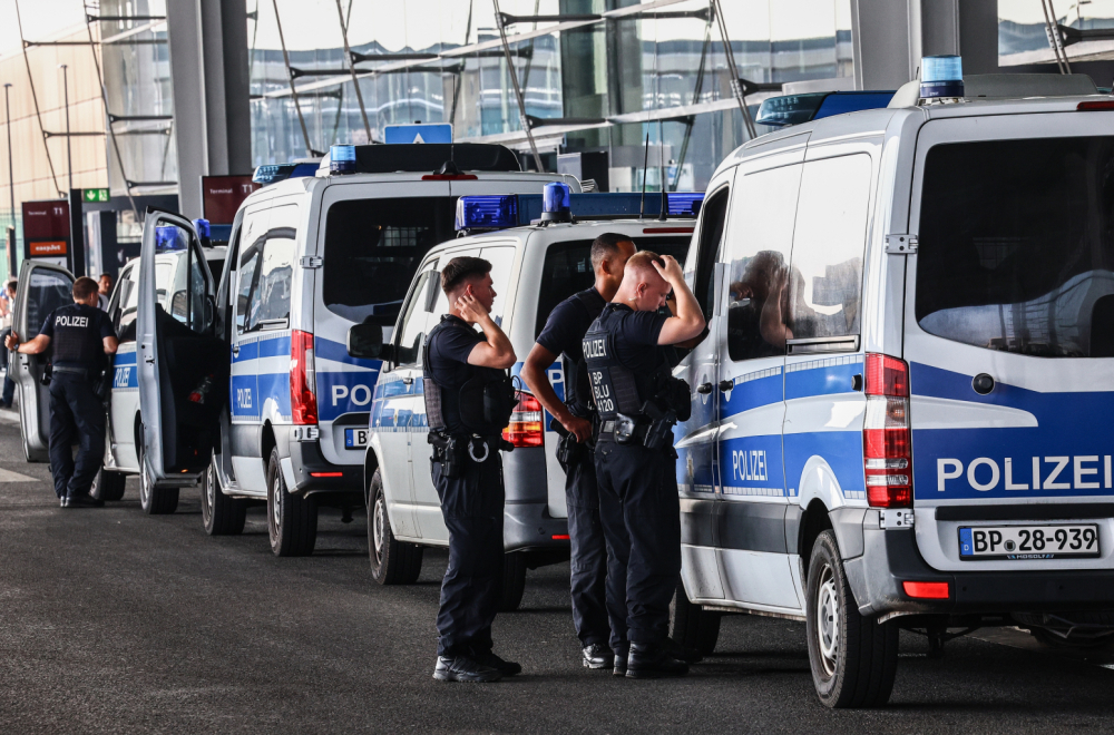 Drama na aerodromu u Nemačkoj: Podignuti borbeni avioni; Policijski kordon dočekao letelicu