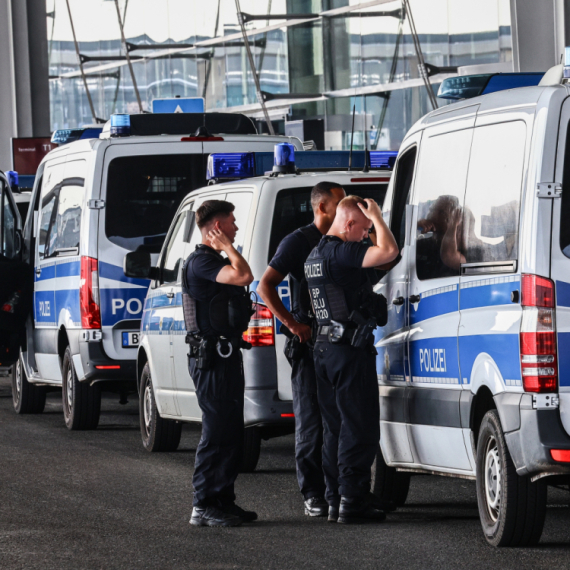 Drama na aerodromu u Nemačkoj: Podignuti borbeni avioni; Policijski kordon dočekao letelicu