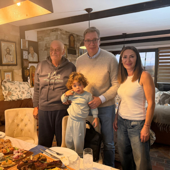 Vučić upoznao dečaka Vida: "Dao mi je iskrenu podršku"; "Hvala ti na ljubavi i osmesima" FOTO