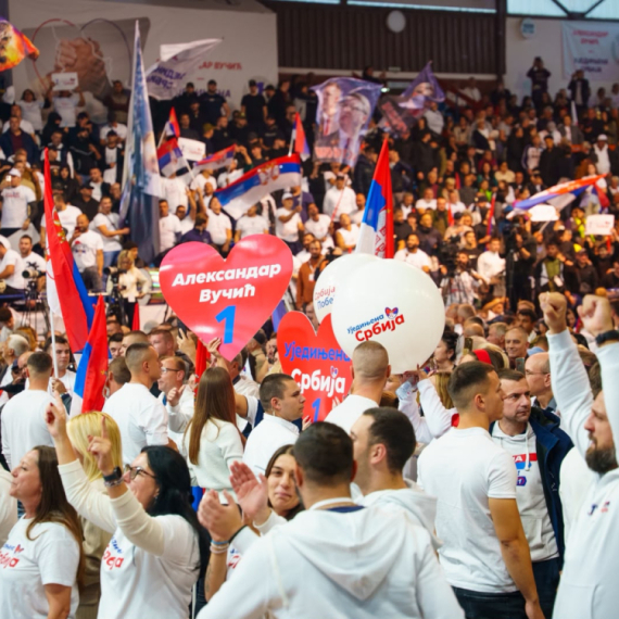 Skup liste "Ujedinjena Srbija" u Lazarevcu; Veliki broj građana čeka Vučića; Vijore se trobojke