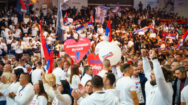 Skup liste "Ujedinjena Srbija" u Lazarevcu; Veliki broj građana čeka Vučića; Vijore se trobojke