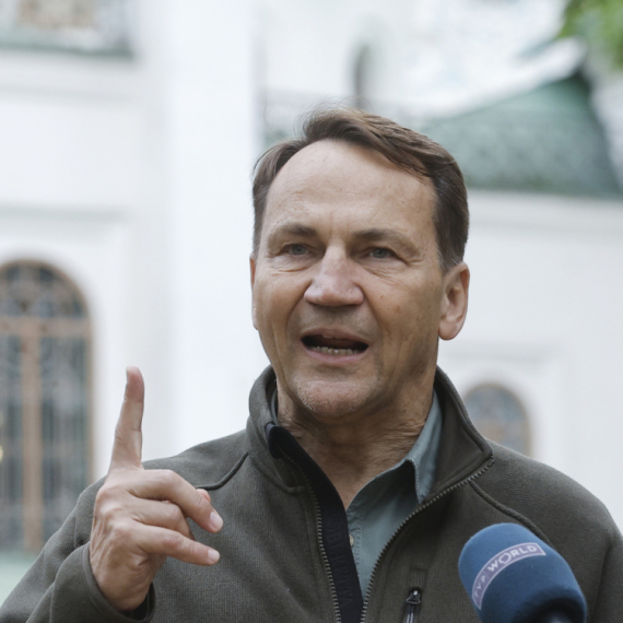 Sikorski besan; Novi sukob: "Opet se igraš politike? Pomno te pratimo"