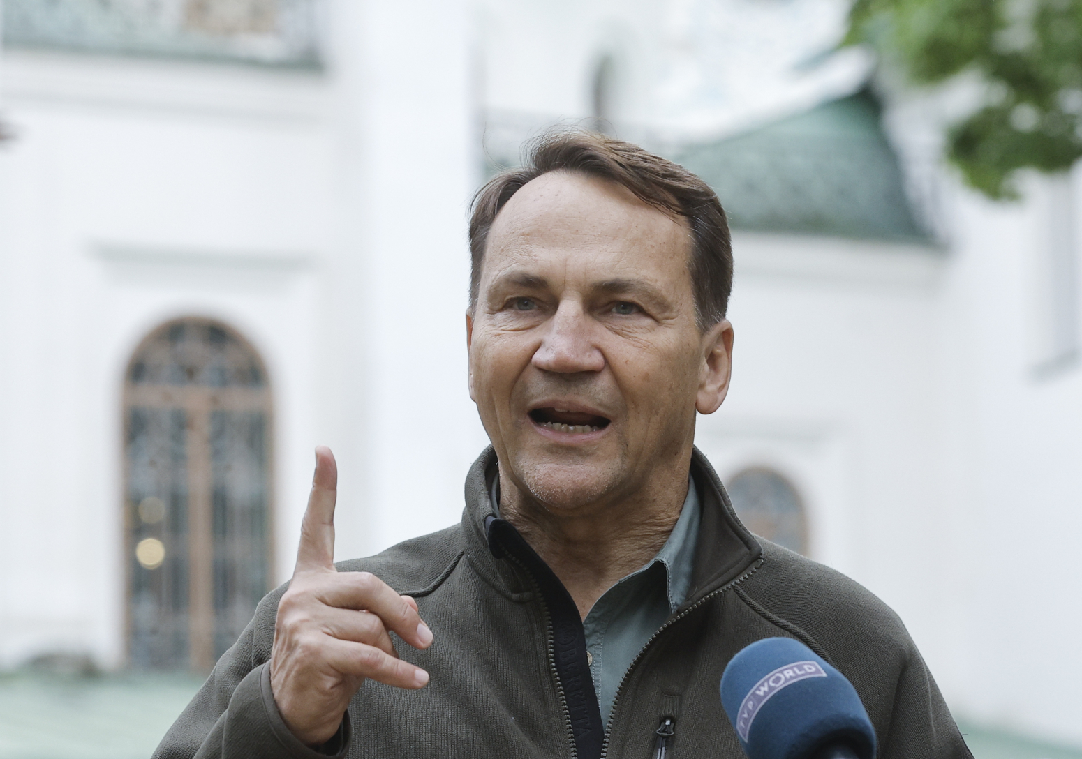 Sikorski besan; Novi sukob: "Opet se igraš politike? Pomno te pratimo"