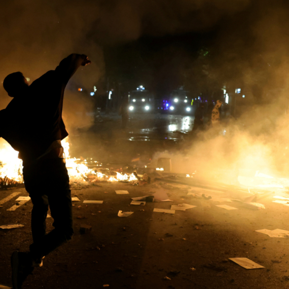 Karambol u Albaniji; Gorelo u Tirani; Letele kamenice i Molotovljevi kokteli FOTO/VIDEO