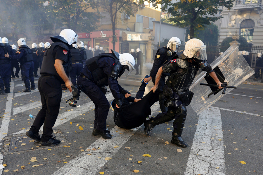 Karambol u Albaniji; Gorelo u Tirani; Letele kamenice i Molotovljevi kokteli FOTO/VIDEO