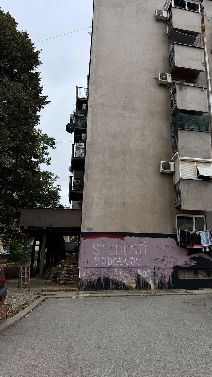 Skandal u Nišu: Prekrečen mural Ratka Mladića, osvanula parola Studenti pobeđuju FOTO