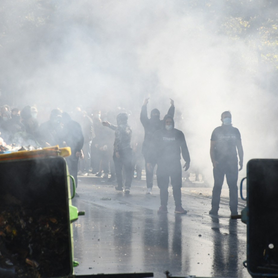 Haos u Tirani ekspalitao: Demonstranti pale sve pred sobom; Policija hapsi, ima povređenih FOTO/VIDEO