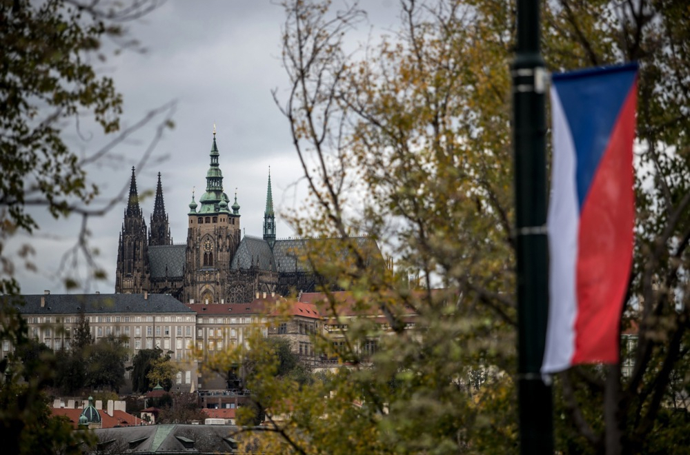 Haos u slovenačkom parlamentu: Poslanica bacila poslovnik na kolegu VIDEO