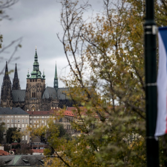 Haos u slovenačkom parlamentu: Poslanica bacila poslovnik na kolegu VIDEO
