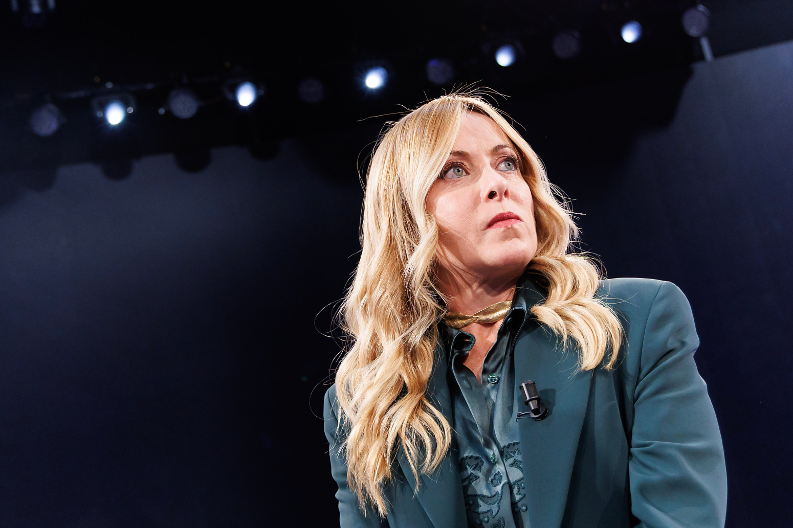 Meloni kritikuje Tramp-Putinov sporazum; Le Pen preti Briselu
