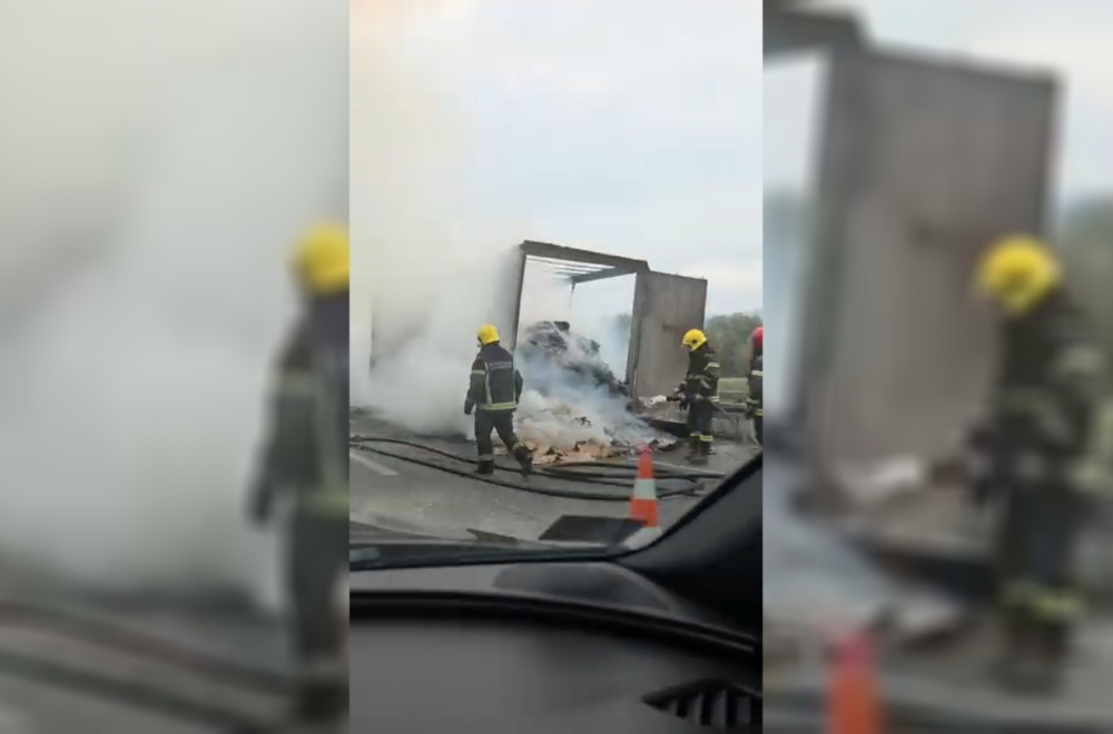 Buknuo požar na auto-putu Miloš Veliki: Kamion u plamenu, saobraćaj obustavljen FOTO/ VIDEO