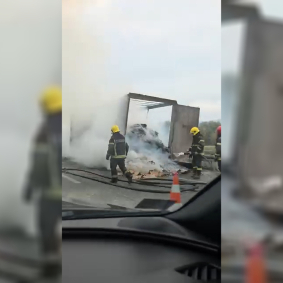 Buknuo požar na auto-putu "Miloš Veliki": Kamion u plamenu, saobraćaj obustavljen FOTO/ VIDEO