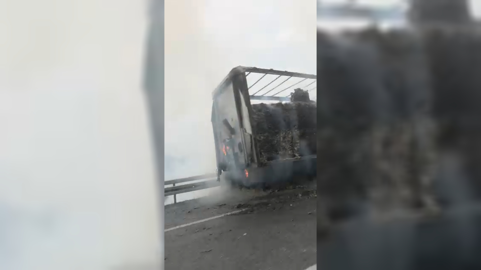 Izgorela prikolica šlepera na na autoputu Miloš Veliki