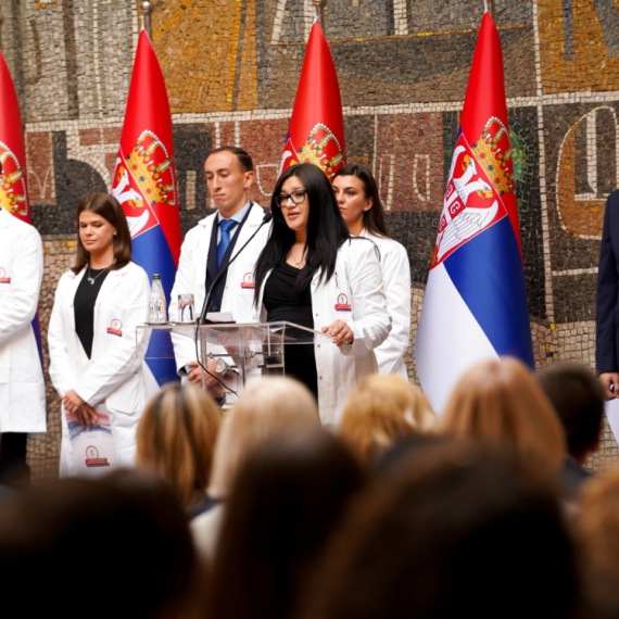 Uručeni ugovori o radu za 100 najboljih diplomaca medicine i 380 najboljih tehničara FOTO/VIDEO