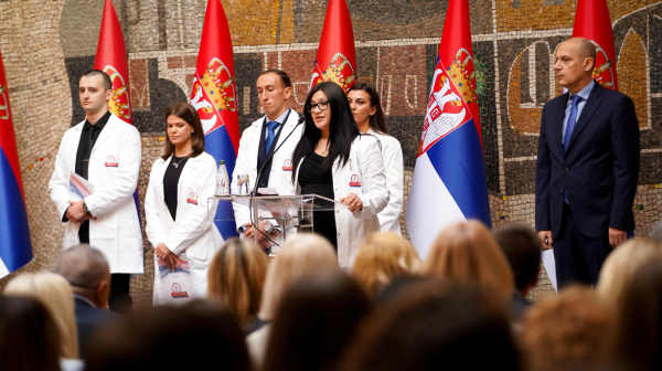 Employment contracts presented to the 100 top medical graduates and 380 top medical technicians PHOTO/VIDEO