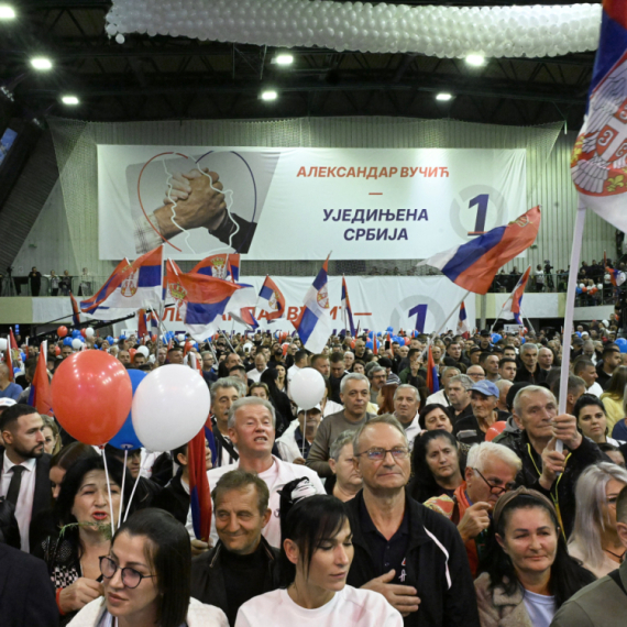 Skup liste "Ujedinjena Srbija" u Lazarevcu; Veliki broj građana čeka Vučića; Vijore se trobojke
