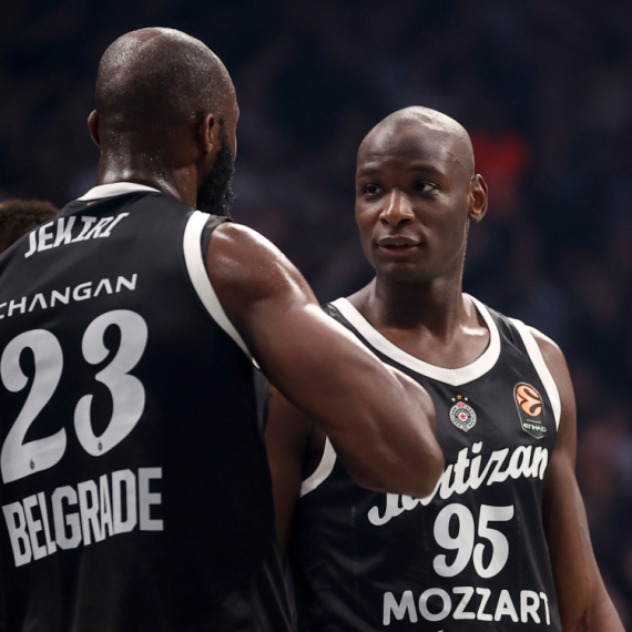 Partizan vodi i muči Fener, a čeka se Karlik Džons!