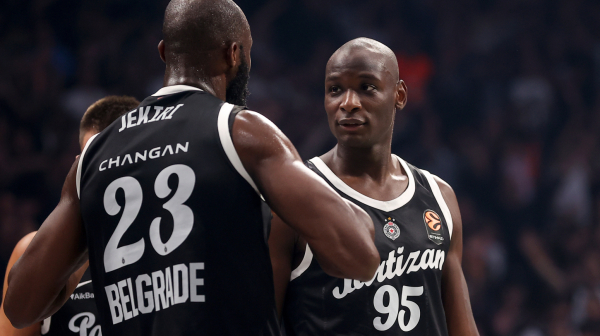 Partizan vodi i muči Fener, a čeka se Karlik Džons!