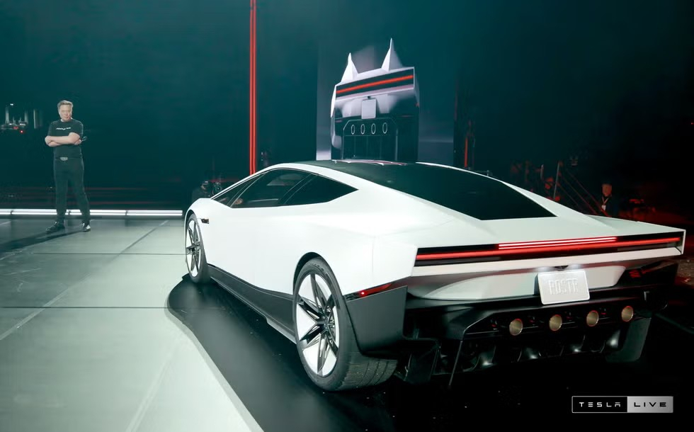 Real life, baby: Novi Tesla lebdeo pred publikom VIDEO