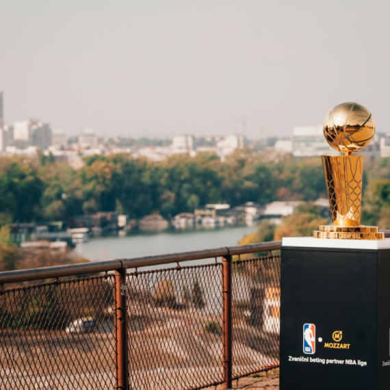 Larry O'Brien stigao u Beograd: Legendarni trofej NBA lige u društvu košarkaških velikana