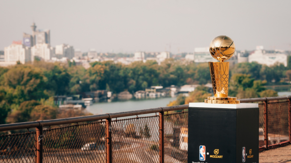 Larry O'Brien stigao u Beograd: Legendarni trofej NBA lige u društvu košarkaških velikana
