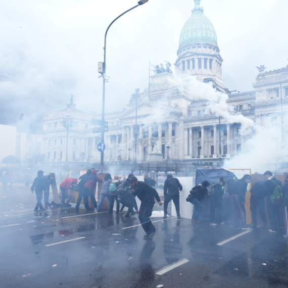 Eksplozija nezadovoljstva u Argentini: Studenti izašli na ulice; Izbili sukobi sa policijom FOTO/VIDEO