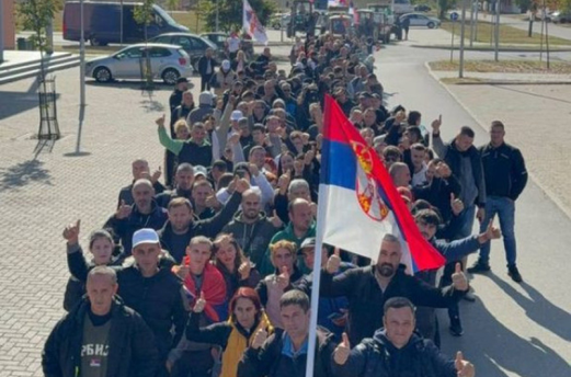 Mladi nakon noći u Futogu nastavljaju put ka Novom Sadu kako bi pružili podršku Vučiću